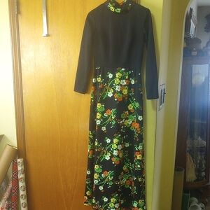 Vtg Full Length Floral Dress w/ Collar & Long Sleeves. Black Green Yellow White